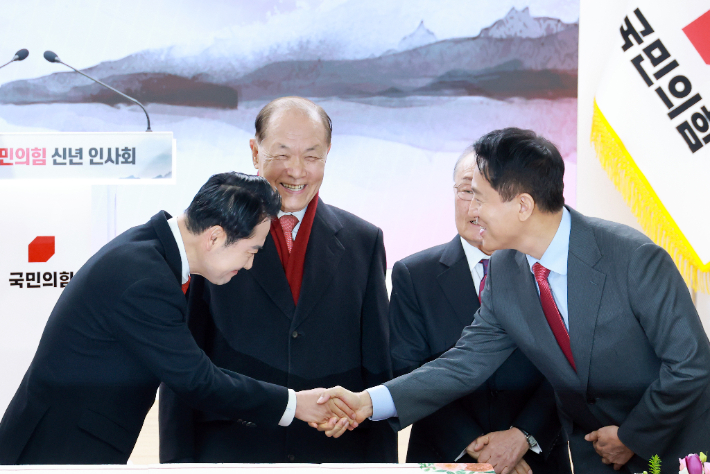 새해 인사 나누는 장동혁 대표와 오세훈 서울시장. 연합뉴스