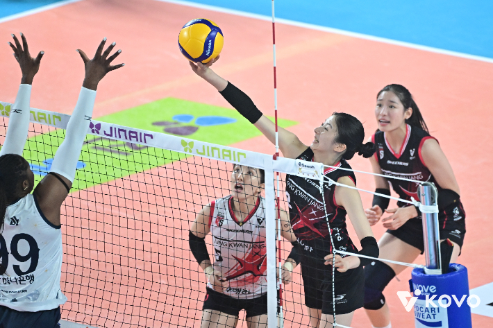 정관장 박혜민(오른쪽)이 1일 한국도로공사와 홈 경기에서 공격을 시도하고 있다. KOVO  