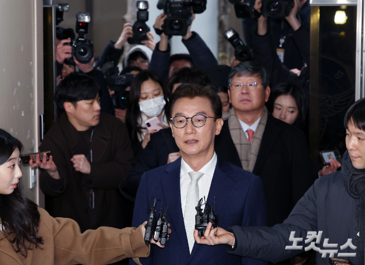 통일교 금품 수수 의혹을 받는 전재수 전 해양수산부 장관이 19일 오전 서울 서대문구 경찰청 국가수사본부에 피의자 조사를 받기 위해 출석하고 있다. 류영주 기자