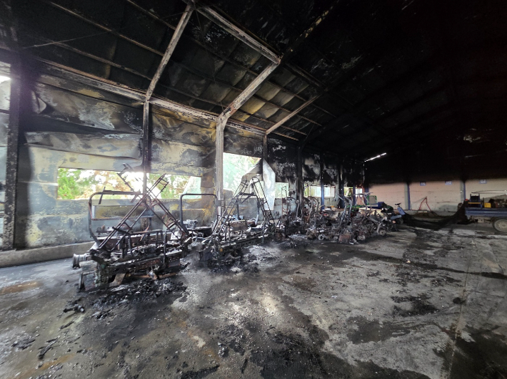 불에 탄 골프장 관리동 내부. 전북소방본부 제공