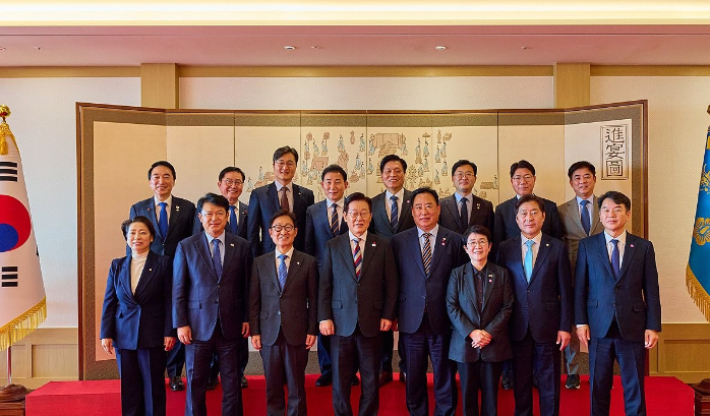 이재명 대통령이 지난 12월 18일 용산 대통령실에서 열린 더불어민주당 대전, 충남 국회의원 오찬 간담회 참석자들과 기념촬영을 하고 있다. 연합뉴스