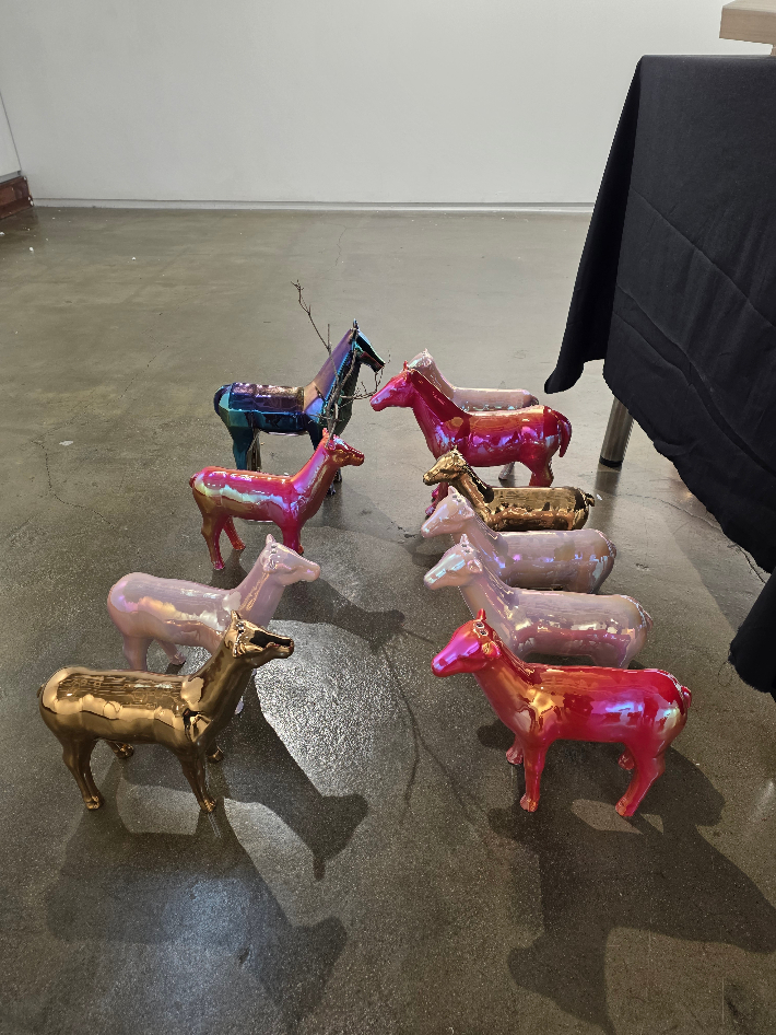 말의 해를 맞아 정길영 작가가 제작한 파란, 빨간, 분홍, 황금빛의 말. 곽인숙 기자 