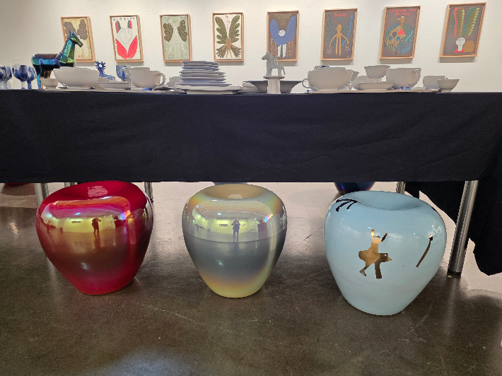 사과모양의 도자 의자도 눈여겨 볼만 하다. 특수 처리를 거쳐 앉아도 깨지지 않는다. 곽인숙 기자 