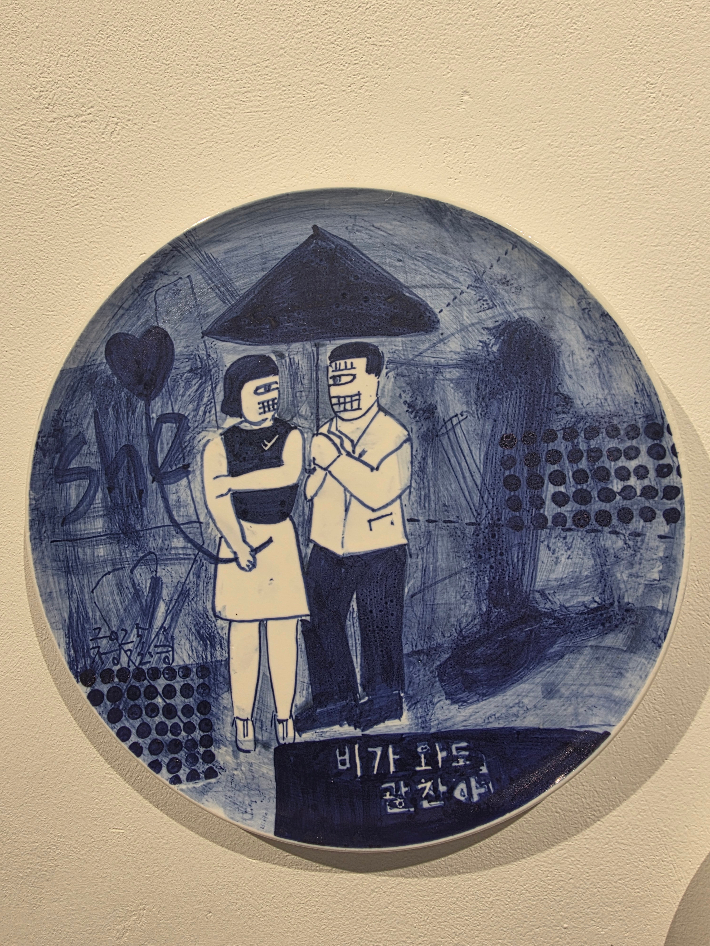 벽에 걸려있는 정길영 작가의 작품. 곽인숙 기자 