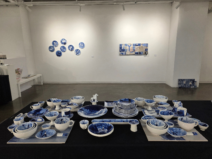 오랫동안 미술과 공예, 조형과 생활의 경계에서 존재해 온 도자의 모습을 조망하는 전시, '주섬주섬, 오밀조밀' 생활도자전이 오는 16일까지 서울 중구 소공로 금산갤러리(대표:황달성)에서 열린다. 곽인숙 기자