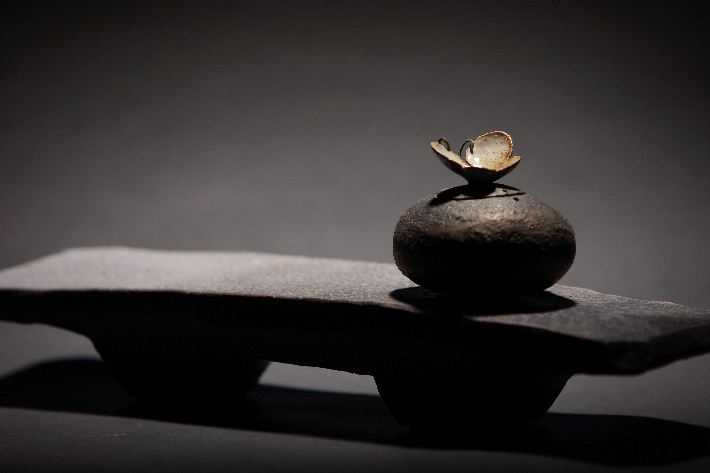 김남숙, '꿈꾸는 돌', 세라믹, 19×59×9cm(미상). 금산갤러리 제공