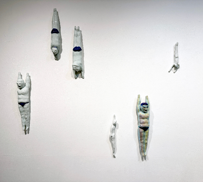 김성천, 'Swimmers', 세라믹, 혼합재료(2025). 금산갤러리 제공