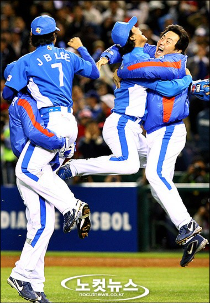 2006년 WBC 당시 일본을 꺾고 기뻐하는 한국 대표팀 선수들. 노컷뉴스 