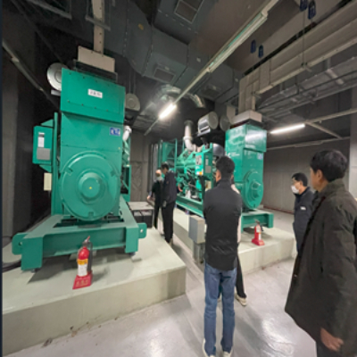 점검반이 발전기실을 살펴보고 있다. 부산시 제공