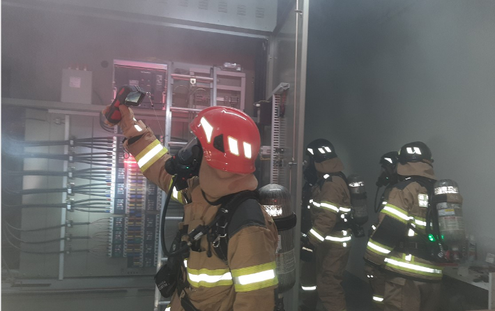 1일 오후 10시 6분쯤 경북 영주시 조암동의 한 아파트 지하 2층 전기실에서 불이 나 160가구가 정전 피해를 겪었다. 경북소방본부 제공