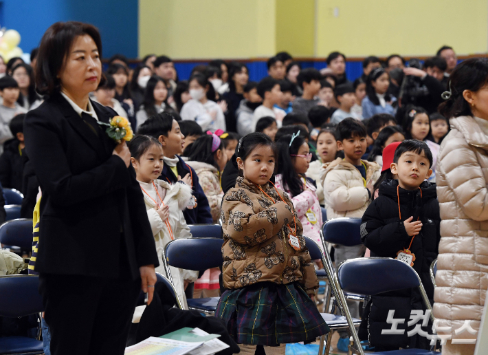 한 초등학교 입학식에서 신입생들이 국기에 대한 경례를 하고 있다. 황진환 기자