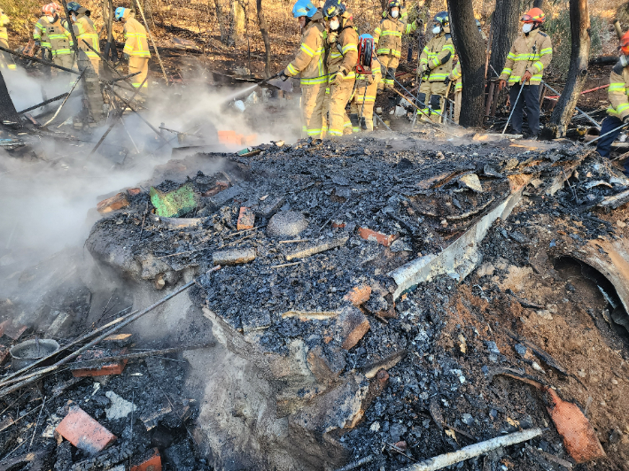 지난달 26일 오후 3시쯤 부산 북구 금곡동 금정산 자락에 있는 농막에서 불이 나 1시간 40분 만에 꺼졌다. 부산소방재난본부 제공