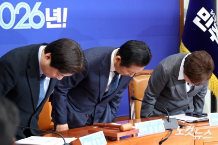 더불어민주당 정청래 대표가 2일 서울 여의도 국회에서 열린 최고위원회의에 앞서 인사를 하고 있다.