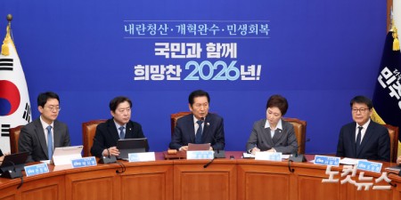 더불어민주당 정청래 대표가 2일 서울 여의도 국회에서 열린 최고위원회의에서 발언을 하고 있다.