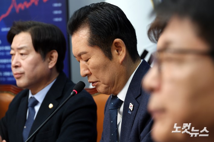 더불어민주당 정청래 대표가 2일 서울 여의도 국회에서 열린 최고위원회의에서 발언을 하고 있다.