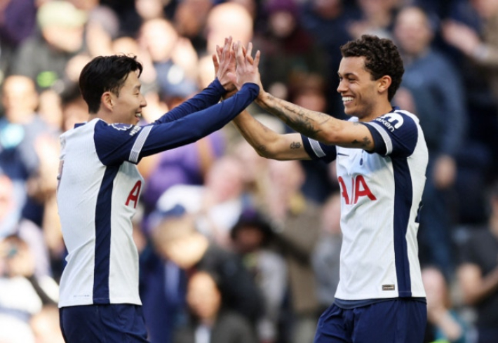 손흥민(사진 왼쪽)과 브레넌 존슨. 연합뉴스