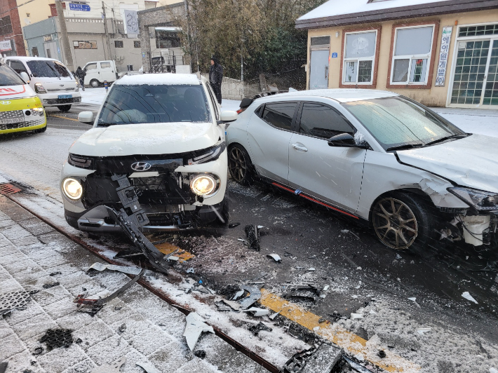 2일 오전 8시11분쯤 제주시 용담1동 도로에서 차량들이 눈길에 미끄러져 충돌한 모습. 제주소방안전본부 제공