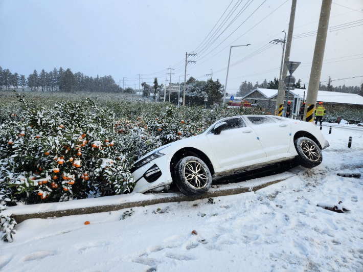 2일 오전 8시1분쯤 서귀포시 남원읍 도로에서 눈길에 차량이 미끄러진 모습. 제주소방안전본부