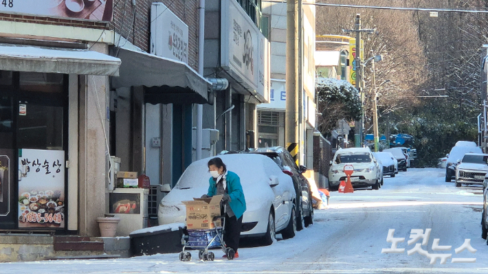 2일 오전 10시쯤 광주 서구의 한 눈 쌓인 거리에서 짐을 끌고 한 노인이 걸어가고 있다. 한아름 기자