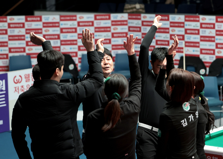 정규 시즌 종합 1위를 달리는 하나카드 선수들. PBA 