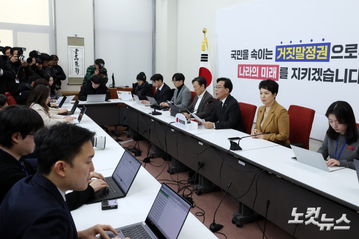 취재진들과 만나는 송언석 원내대표