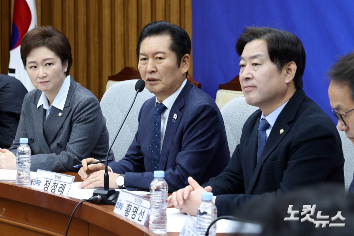 발언하는 정청래 대표