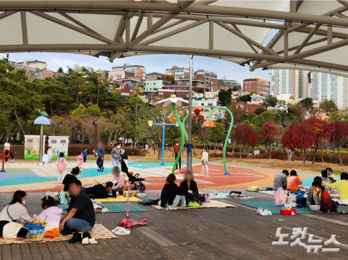 부산시민공원에서 시민들이 나들이를 즐기고 있다. 정혜린 기자