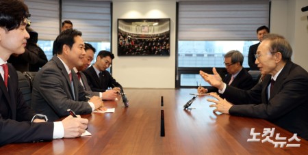 장동혁 국민의힘 대표가 2일 서울 서초구 영포빌딩에서 이명박 전 대통령을 예방하고 있다.