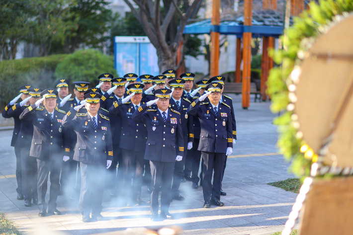 부산경찰 지휘부가 2일 부산경찰 추모공간에서 순국·순직 경찰관들의 넋을 기리고 있다. 부산경찰청 제공