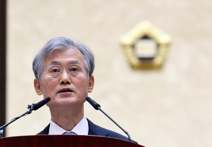 조희대 대법원장이 2일 서울 서초구 대법원에서 열린 2026년 대법원 시무식에서 시무식사를 하고 있다. 연합뉴스