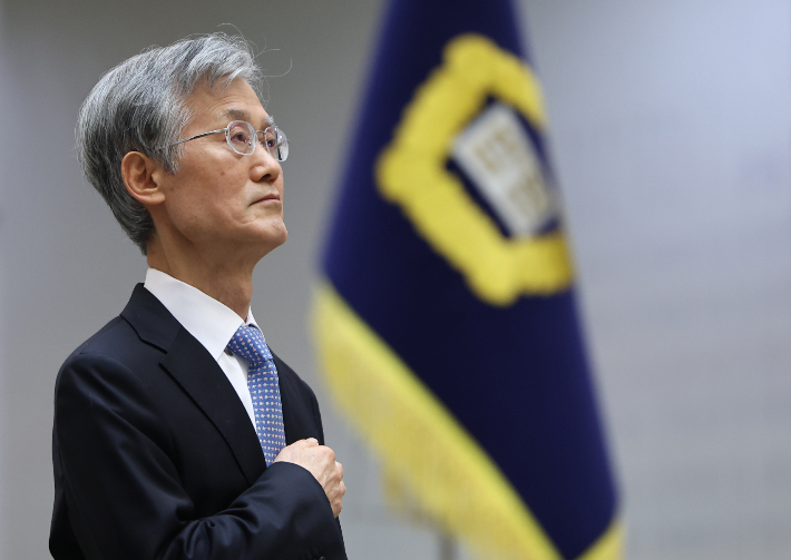 조희대 대법원장이 2일 서울 서초구 대법원에서 열린 2026년 대법원 시무식에서 국기에 경례하고 있다. 연합뉴스