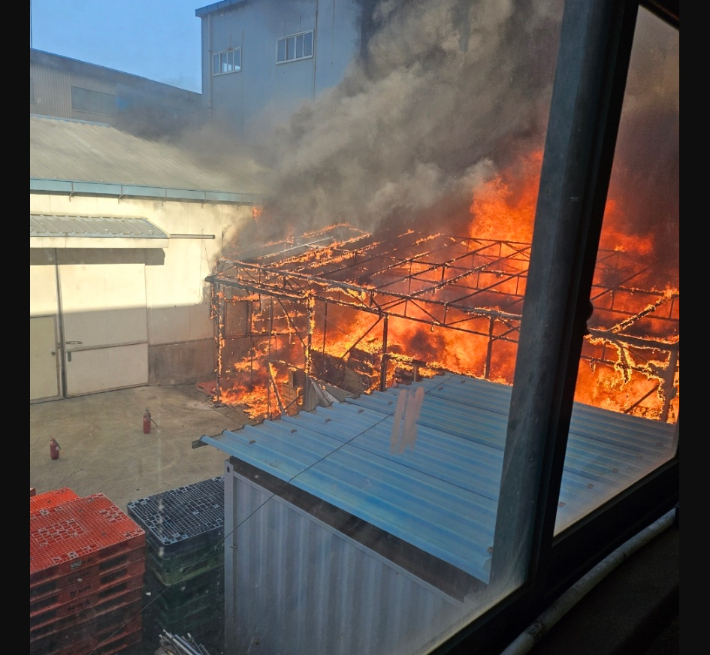 2일 오전 10시 25분쯤 울산시 울주군 웅촌면의 한 합성수지 제조공장에서 불이 났다. 울산소방본부 제공