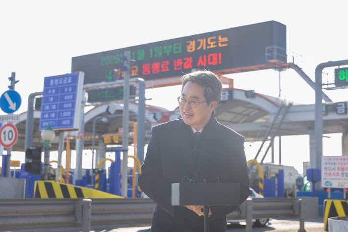 김동연 경기지사가 2일 경기 김포시 일산대교 톨게이트에서 교통 상황을 둘러보는 모습. 경기도 제공