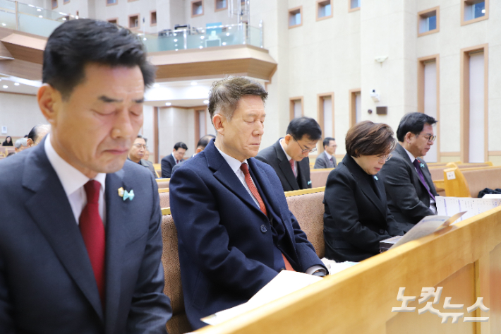 김일만 포항시의회의장, 이강덕 포항시장, 김정재 국회의원, 이상휘 국회의원. 김일현 선교국장