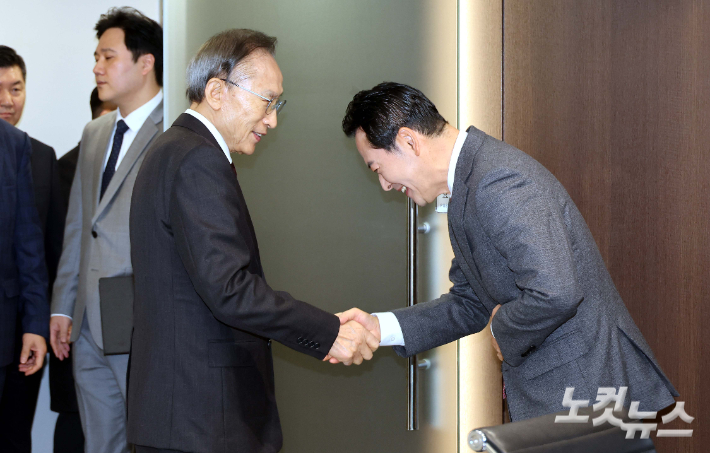 국민의힘 장동혁 대표가 2일 서울 서초구 영포빌딩에서 이명박 전 대통령을 만나 악수하고 있다. 국회사진기자단
