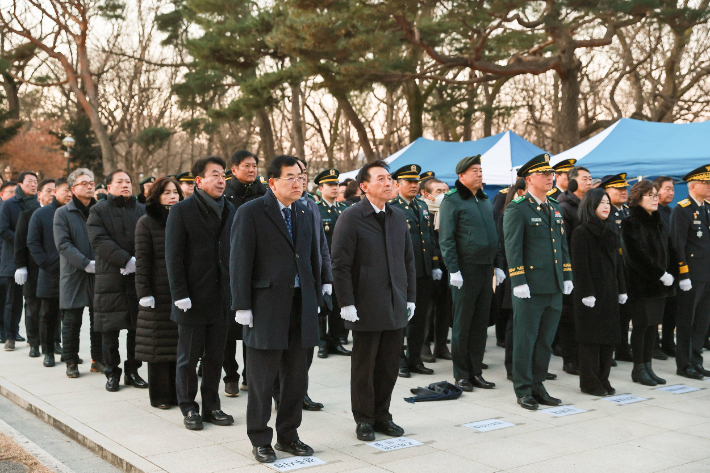 주낙영 경주시장과 김석기 국회의원이 충혼탑 참배를 하며 새해 공식 업무를 시작하고 있다. 경주시 제공