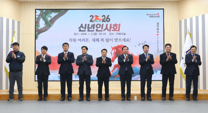 주낙영 경주시장과 이동협 경주시의회 의장, 임활 부의장 등이 2026년 시무식 신년인사회를 갖고 있다. 경주시 제공