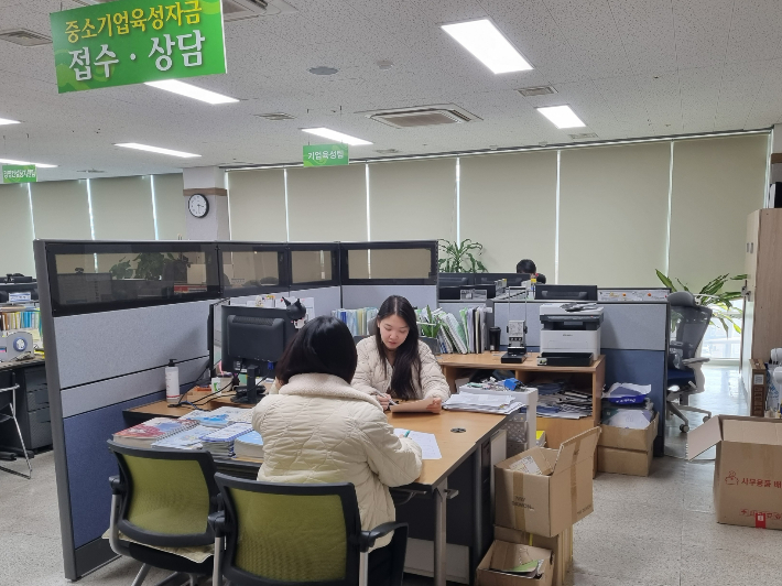 중소기업 육성자금-접수 상담. 전라남도 제공