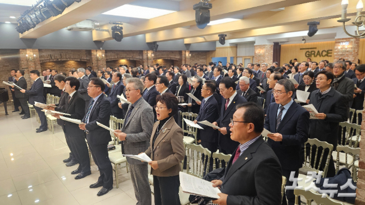 대한예수교장로회 통합총회(총회장 정훈 목사)가 2일 오전 서울 종로구 한국교회100주년기념관 그레이스홀에서 신년감사예배와 하례식을 가졌다. 예배 참석자들이 장로교회의 노래를 부르고 있다. 송주열 기자