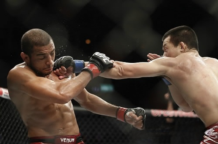 지난 2013년 조제알도와 타이틀전 당시 주먹을 날리는 정찬성(사진 오른쪽). 연합뉴스