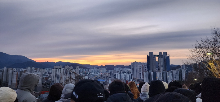 지난 1일 광주 남구 월산근린공원에서 떠오르는 해를 기다리는 시민들의 모습. 광주 남구 제공