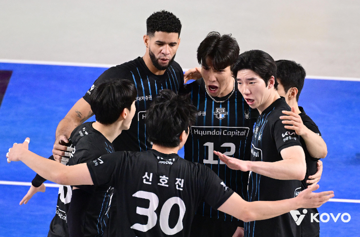 역대 최초로 7000점을 돌파한 현대캐피탈 레오가 동료들과 세리머니를 펼치는 모습. 한국배구연맹 
