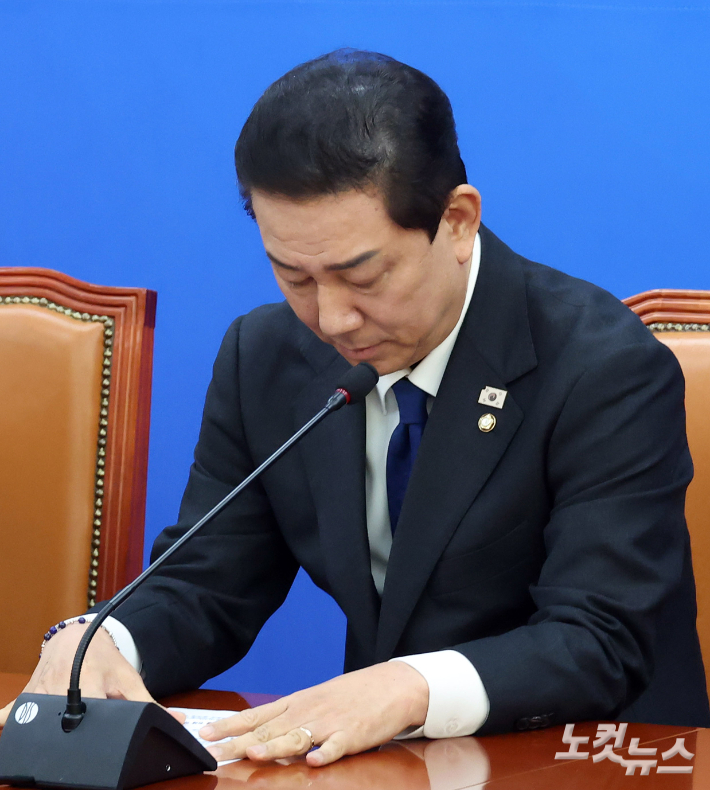 더불어민주당 김병기 원내대표가 30일 서울 여의도 국회에서 최근 자신에 대한 논란과 관련 입장을 표명하며 원내대표직 사퇴 의사를 밝히고 있다. 윤창원 기자