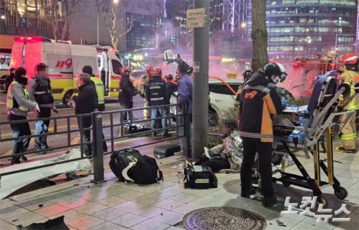 2일 오후 6시 8분쯤 서울 지하철 1호선 종각역 인근 도로에서 택시가 인도 신호등을 들이받아 1명이 숨지고 다수가 부상을 입었다. 송선교 기자
