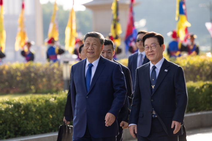 함께 걷는 한중 정상. 연합뉴스