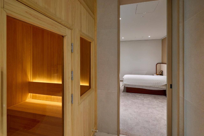 청와대가 2일 공개한 용산 대통령실 집무실 사우나와 침실 모습. 대통령실은 지난 달 청와대로 이전을 마무리했다. 연합뉴스