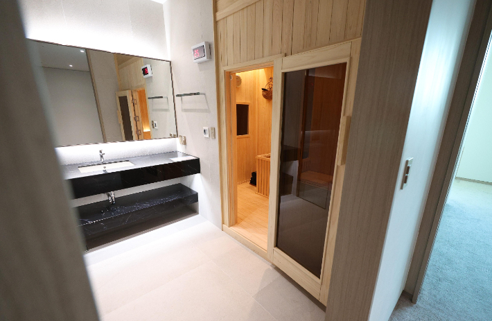 2일 공개한 용산 대통령실 집무실 사우나 모습. 대통령실은 지난 달 청와대로 이전을 마무리했다. 연합뉴스