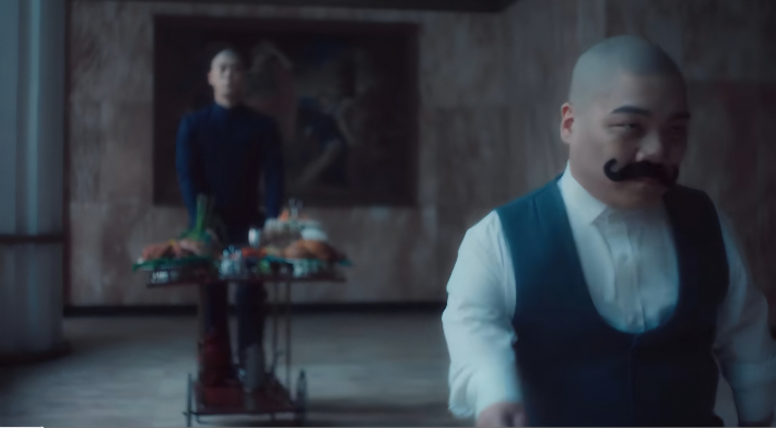 '비비드라라러브' 뮤직비디오 역시 큰 수염을 붙이고 집사 분장을 한 김유남이 첫 장면에 등장해 이목을 끈다. '비비드라라러브' 뮤직비디오 캡쳐 