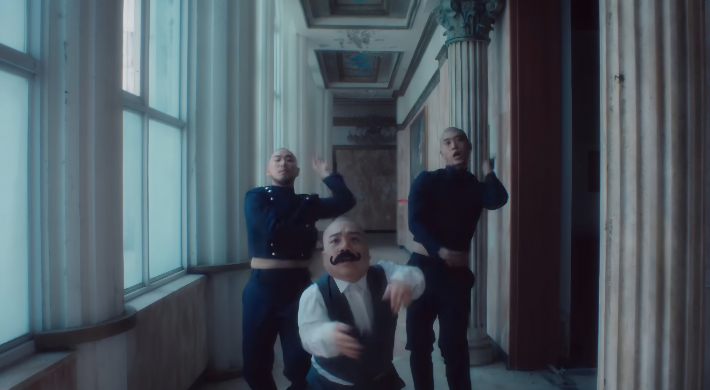 '비비드라라러브' 뮤직비디오에서 김유남 배우(가운데)가 퍼포먼스를 펼치고 있다. '비비드라라러브' 뮤직비디오 캡쳐