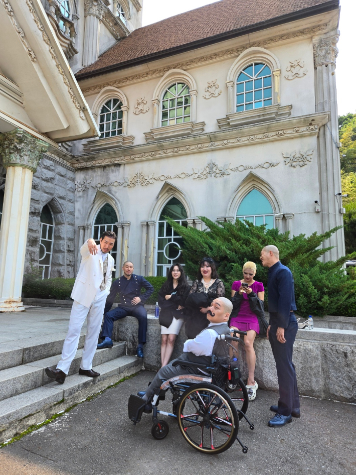 '비비드라라러브' 뮤직비디오 촬영 중 김유남 배우가 다른 배우들과 함께 포즈를 취하고 있다. 김 배우 제공